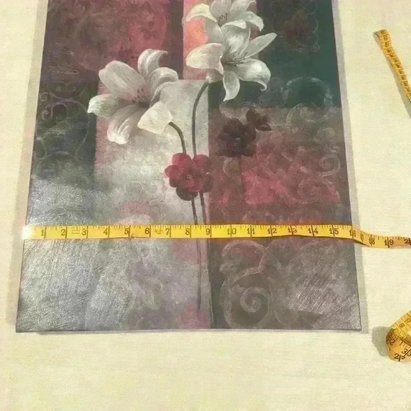 Stunning hanging flower decor - Picture 3 of 7